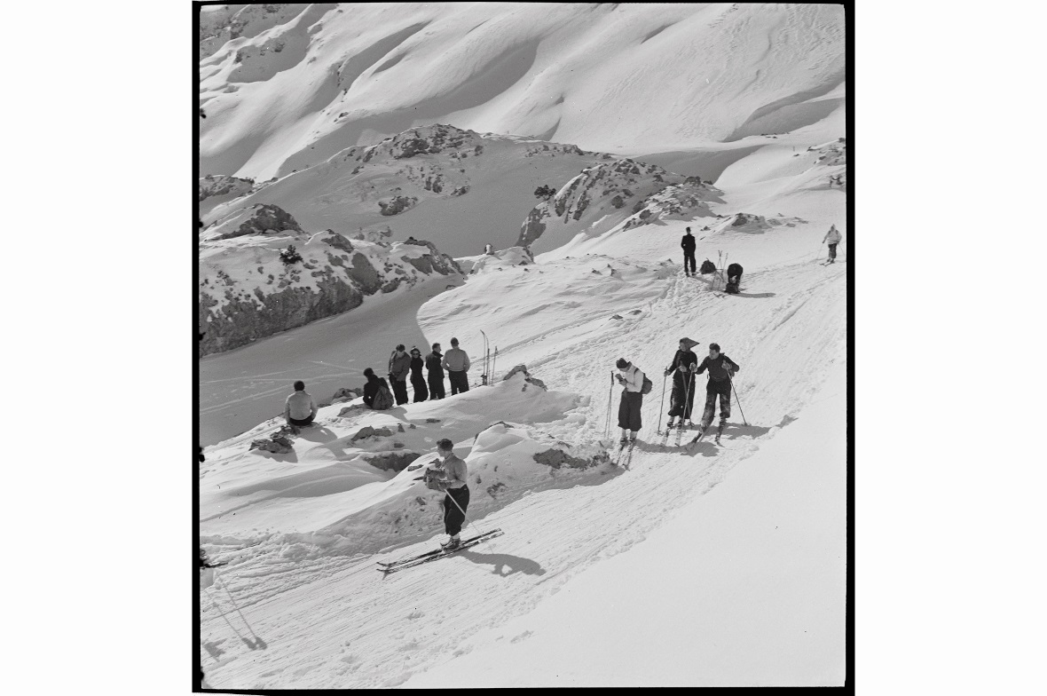 Vor dem Skilift - am Fronalpstock (SZ), 1938.