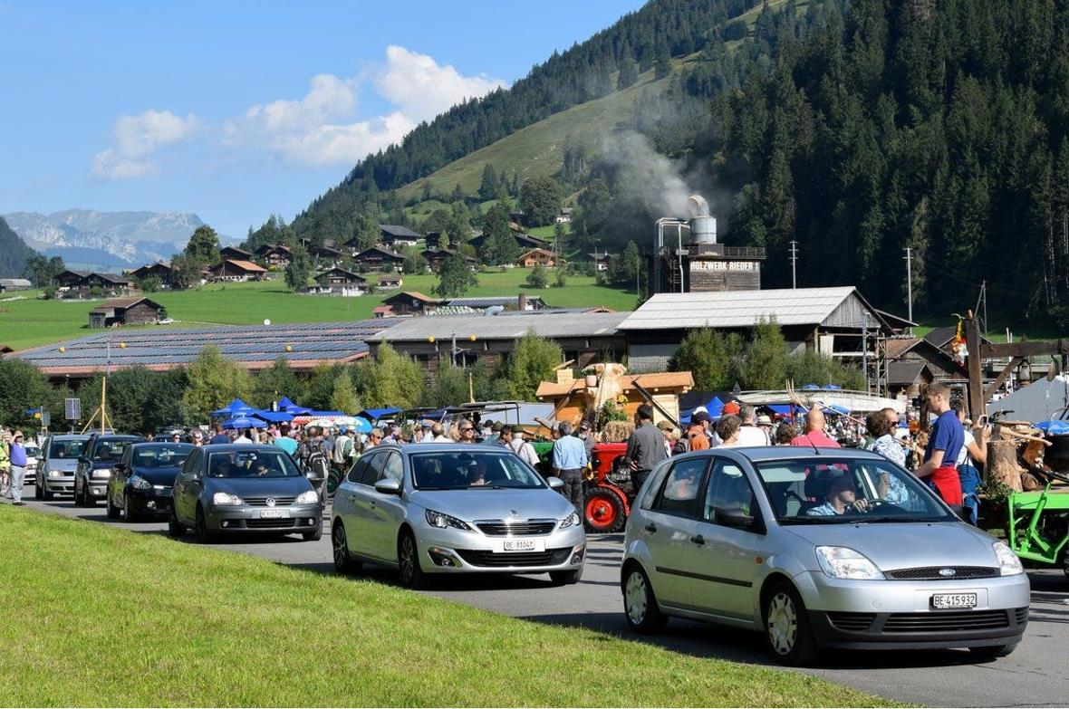 Vor der Alpabfahrt gab es ermals eine Fahrt der Zuschauer auf den Festparkplatz.