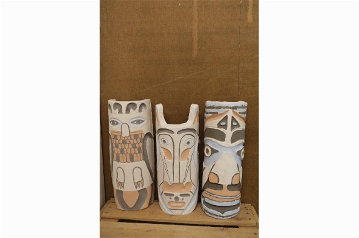 Vor der Arbeit am hölzernen Totem-pfahl hat jedes Kind eine Tonarbeit gefertigt, die es als Erinnerung an dieses einmalige Projekt behalten darf.