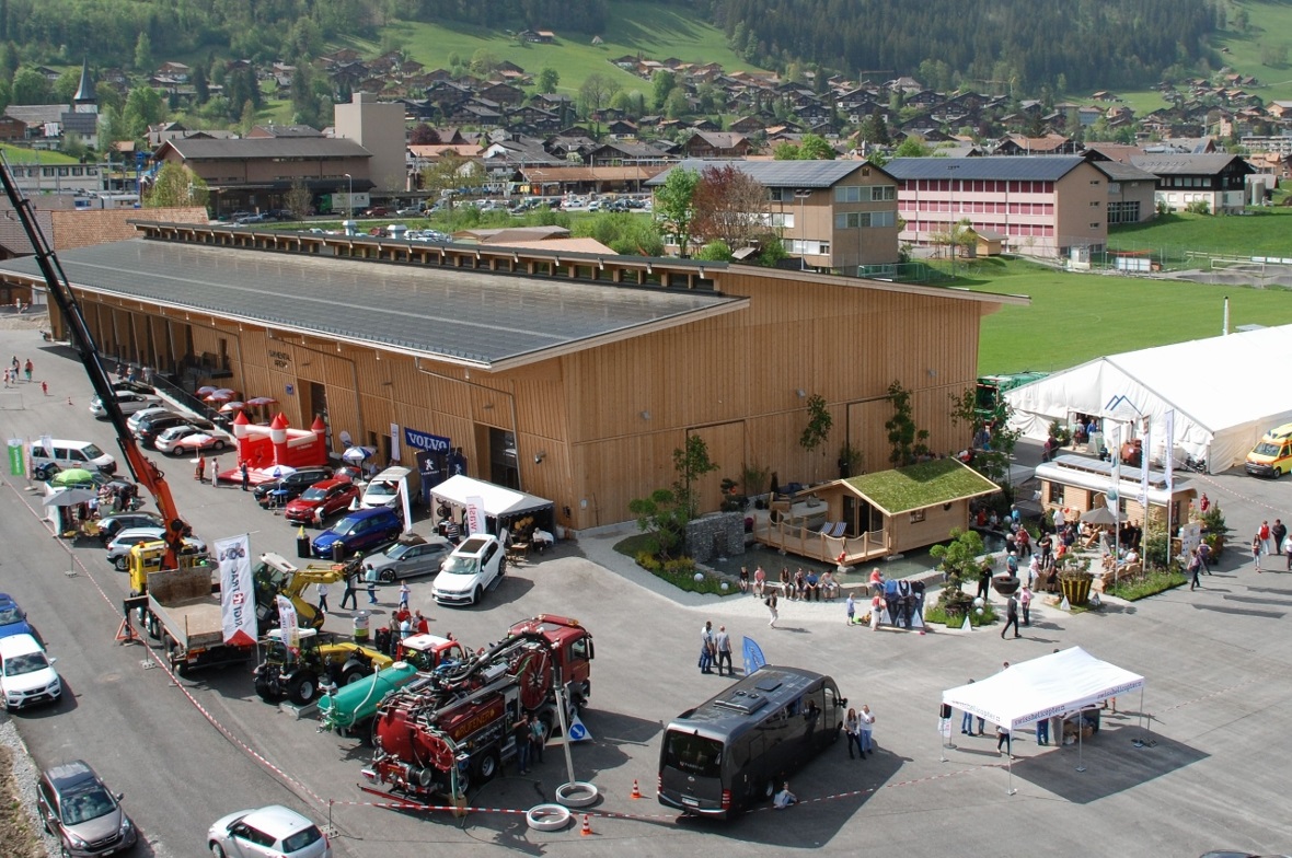 Vor der Halle bauten die Firmen Animaflor, Elektro Nafzger und die Zimmerei Kunz...