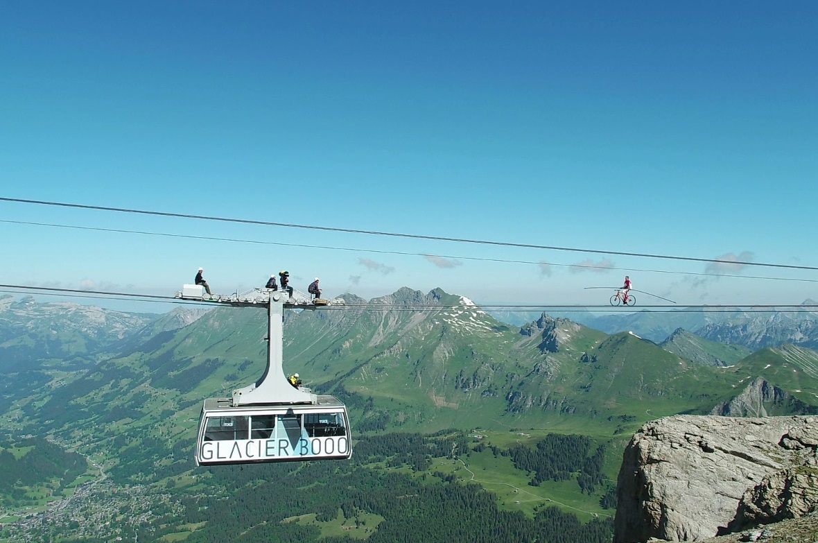 Vor der atemberaubenden Kulisse macht sich Freddy Nock mit dem Velo auf dem Seil...