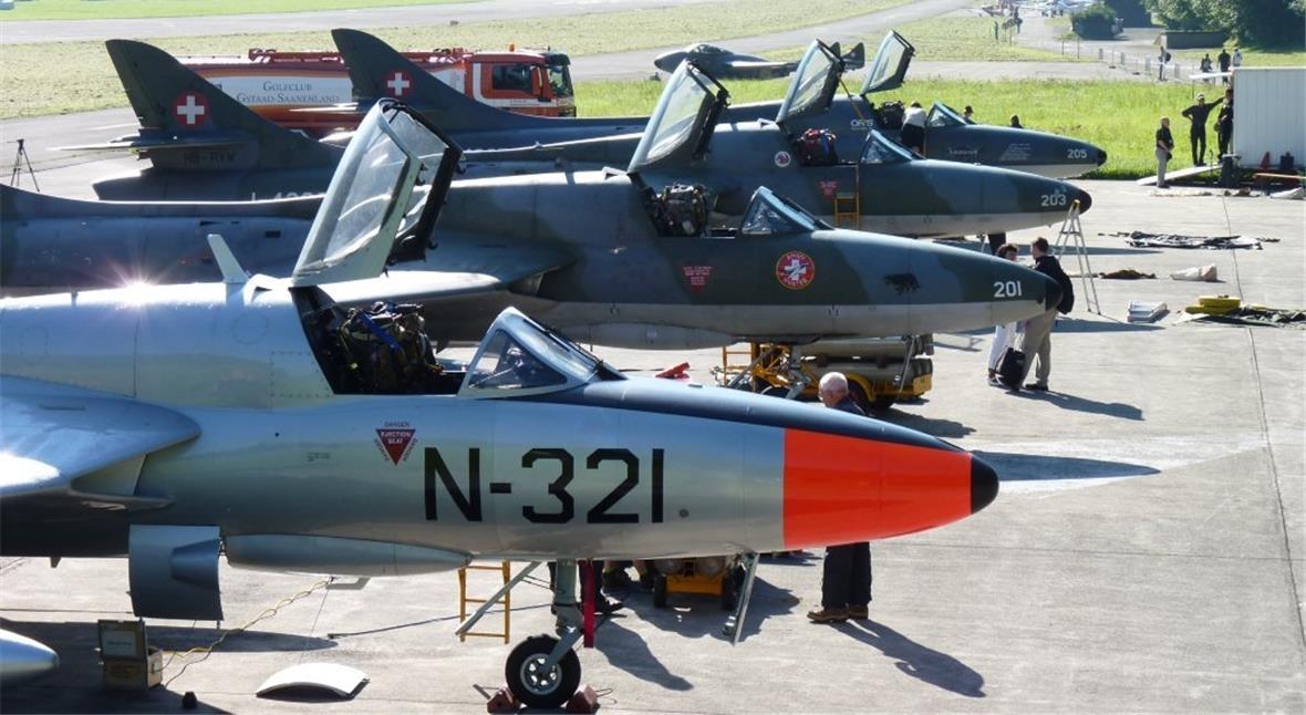 Vor der eindrücklichen Bergkulisse rollt ein Hunter zur Startbahn.