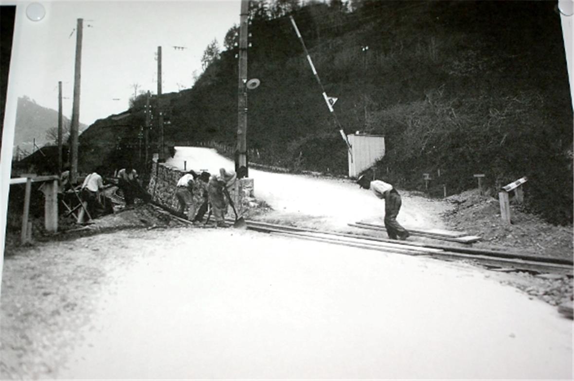 Vor hundert Jahren war der Strassenunterhalt noch grösstenteils harte «Handarbeit».