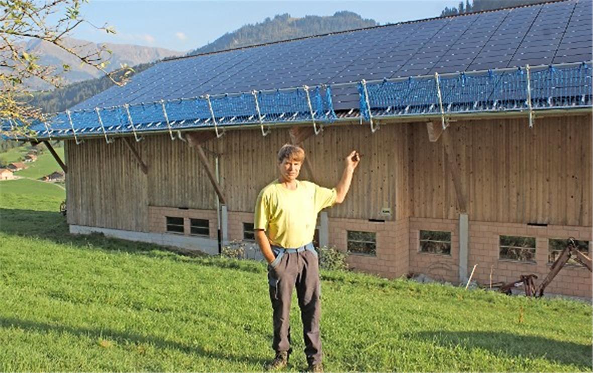 Vorbild für andere: Landwirt Markus Messerli, Ringoldingen, zeigt auf die Fotovoltaikanlage hin, die in diesen Tagen auf dem Dach seiner Scheune montiert wird.