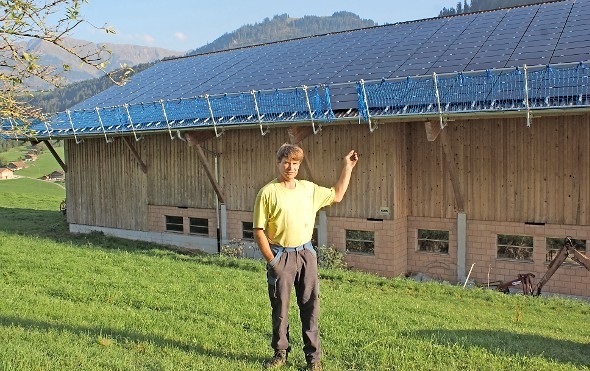 Vorbild für andere: Landwirt Markus Messerli, Ringoldingen, zeigt auf die Fotovoltaikanlage hin, die in diesen Tagen auf dem Dach seiner Scheune montiert wird.