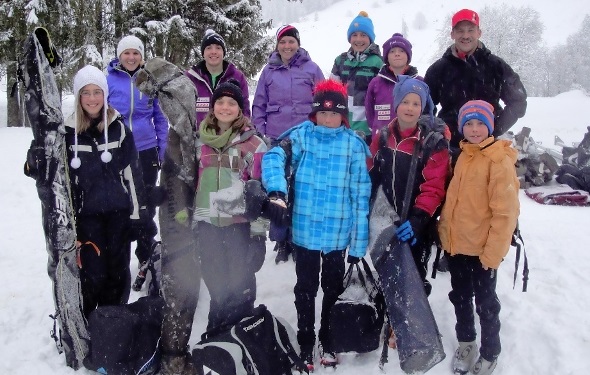 Vorne: Michaela Kühne, Muriel Graf, Noel Bucher, Marc Feuz und Neria Fehr.Hinten: Sina Walder, Nils Zeller, Evelyn Kronegg, Livio Bucher, Stefan Christeler und Hase Schmid