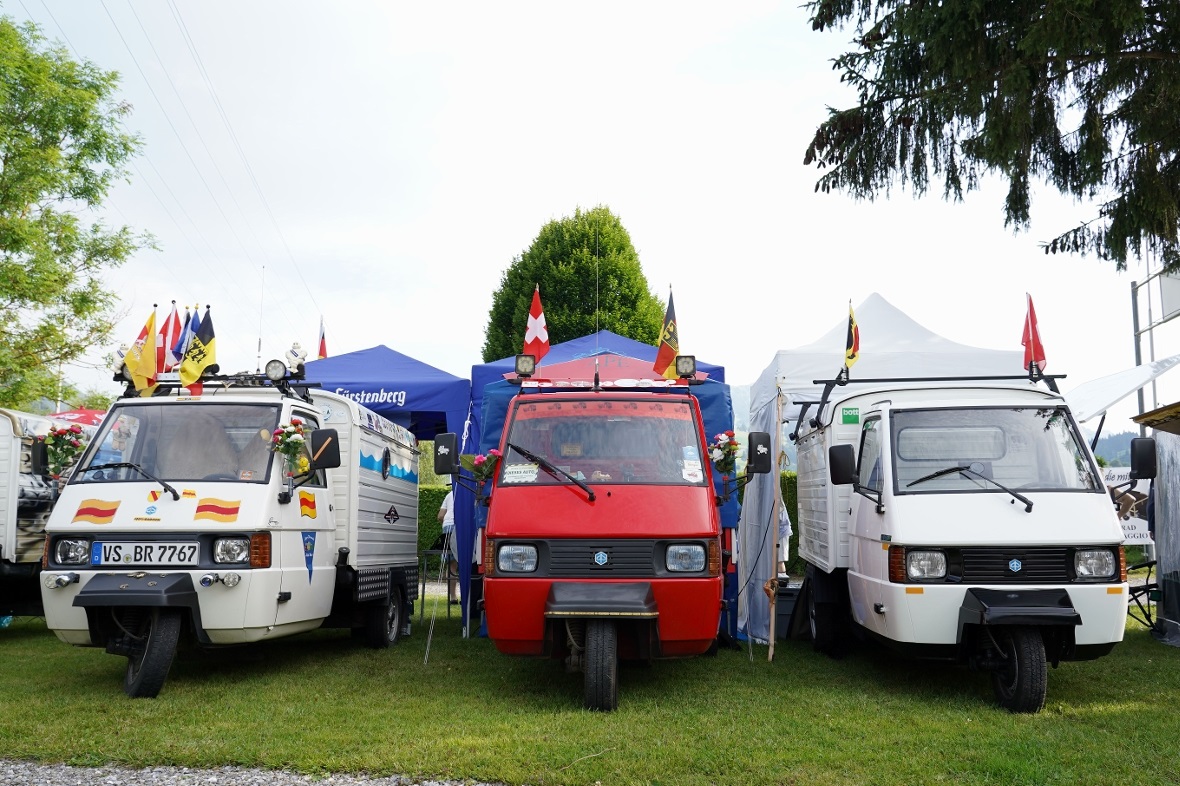 Vorne Piaggio, hinten Falt-Pavillon. Insgesamt eine runde Sache.