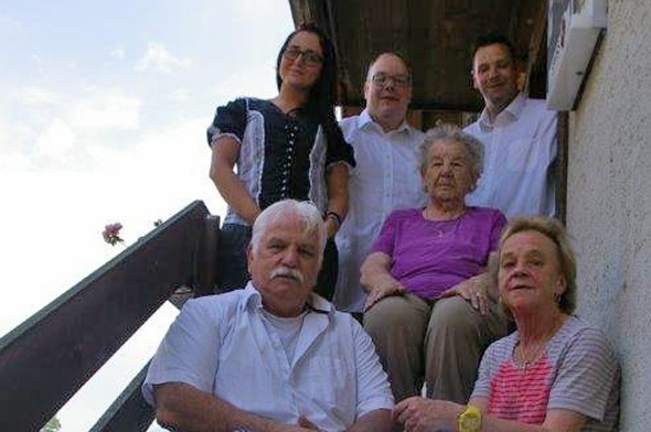 Vorne: Wirte-Ehepaar René und Silvia Berroud. Mitte: Margaretha Berroud. Hinten links: Serviertochter Dagmara, daneben die Söhne Roger und Patric Berroud.