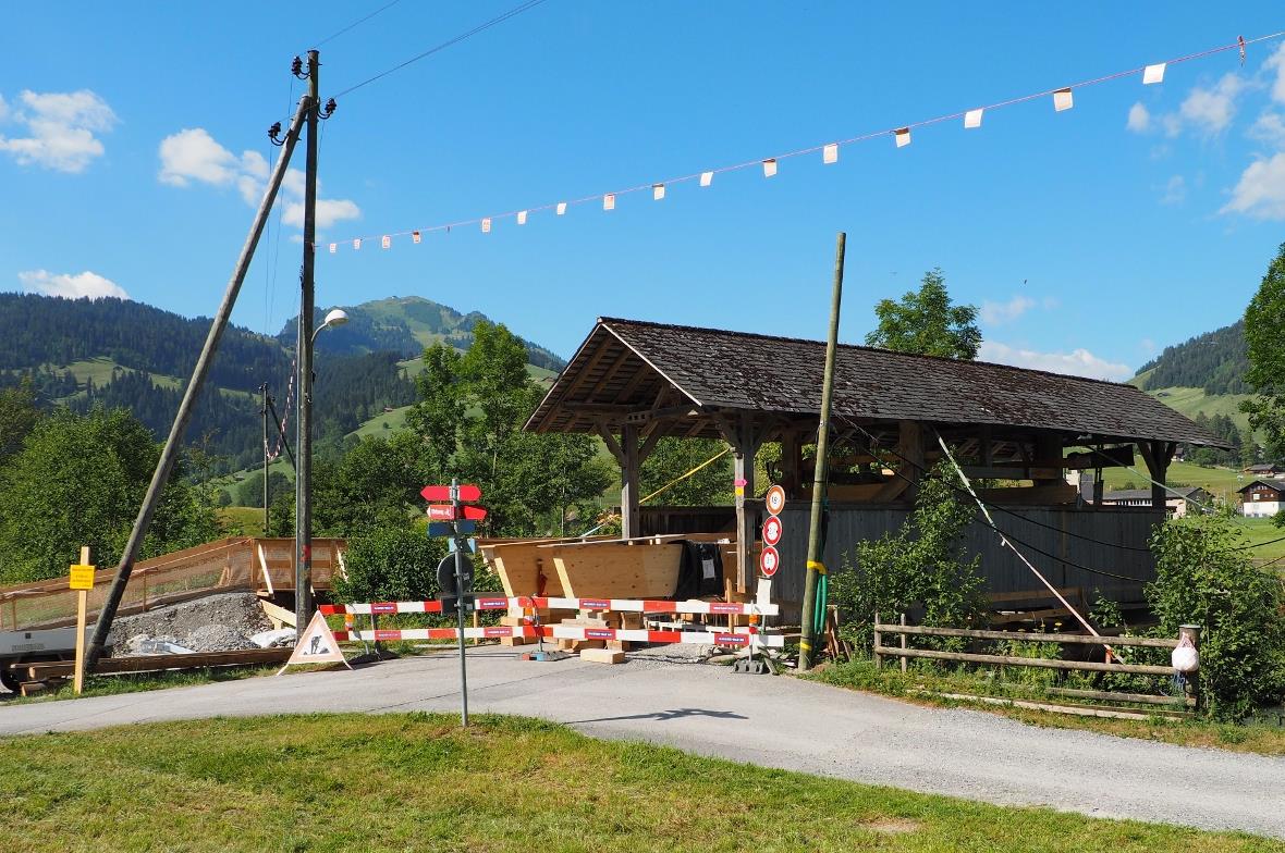 Vorne sieht man die Lischerenbrücke, hinten ist die provisorische Fussgängerbrüc...