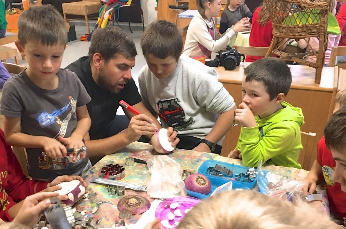 Vorsichtig wird angezeichnet und geschnitzt.