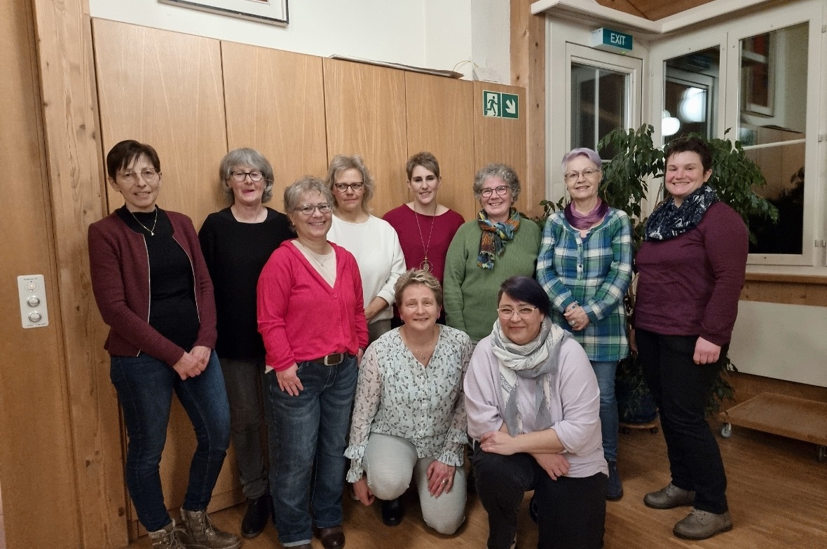 Vorstand und Mitarbeiterinnen vom Verein Heimatwerk Zweisimmen an der allerletzten Hauptversammlung. Vorne: Monika Hiltbrunner (Vorstand), Präsidentin Elisabeth Grünenwald, Cornelia Willener (Mitarbeiterin); Hinten: Monika Matti, Franziska Aschwanden, Veronika Waldmann, Flavia Gfeller, Elsa Zysset (alle Vorstand) Rosmarie Brachem und Monika Stryffeler (Mitarbeiterinnen).