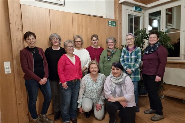 Vorstand und Mitarbeiterinnen vom Verein Heimatwerk Zweisimmen an der allerletzten Hauptversammlung. Vorne: Monika Hiltbrunner (Vorstand), Präsidentin Elisabeth Grünenwald, Cornelia Willener (Mitarbeiterin); Hinten: Monika Matti, Franziska Aschwanden, Veronika Waldmann, Flavia Gfeller, Elsa Zysset (alle Vorstand) Rosmarie Brachem und Monika Stryffeler (Mitarbeiterinnen).