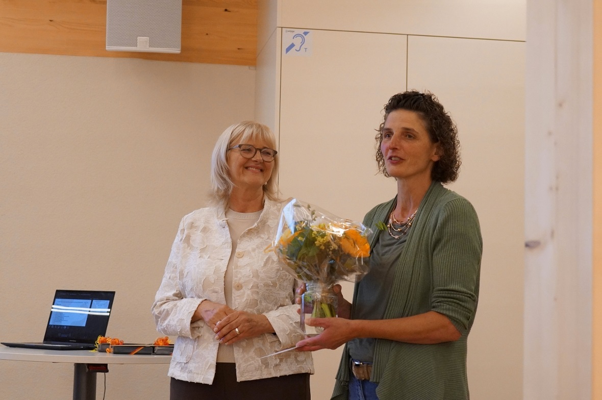 Vorstandsmitglied Ursula Michel (rechts) überreichte Präsidentin Anne Speiser zum Dank ein Blumenbouquet.