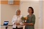 Vorstandsmitglied Ursula Michel (rechts) überreichte Präsidentin Anne Speiser zum Dank ein Blumenbouquet.