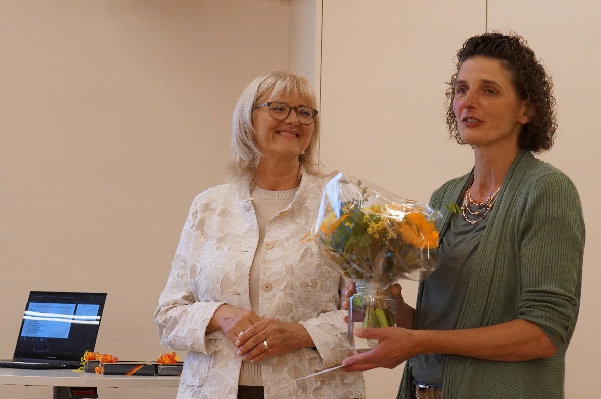Vorstandsmitglied Ursula Michel (rechts) überreichte Präsidentin Anne Speiser zum Dank ein Blumenbouquet.
