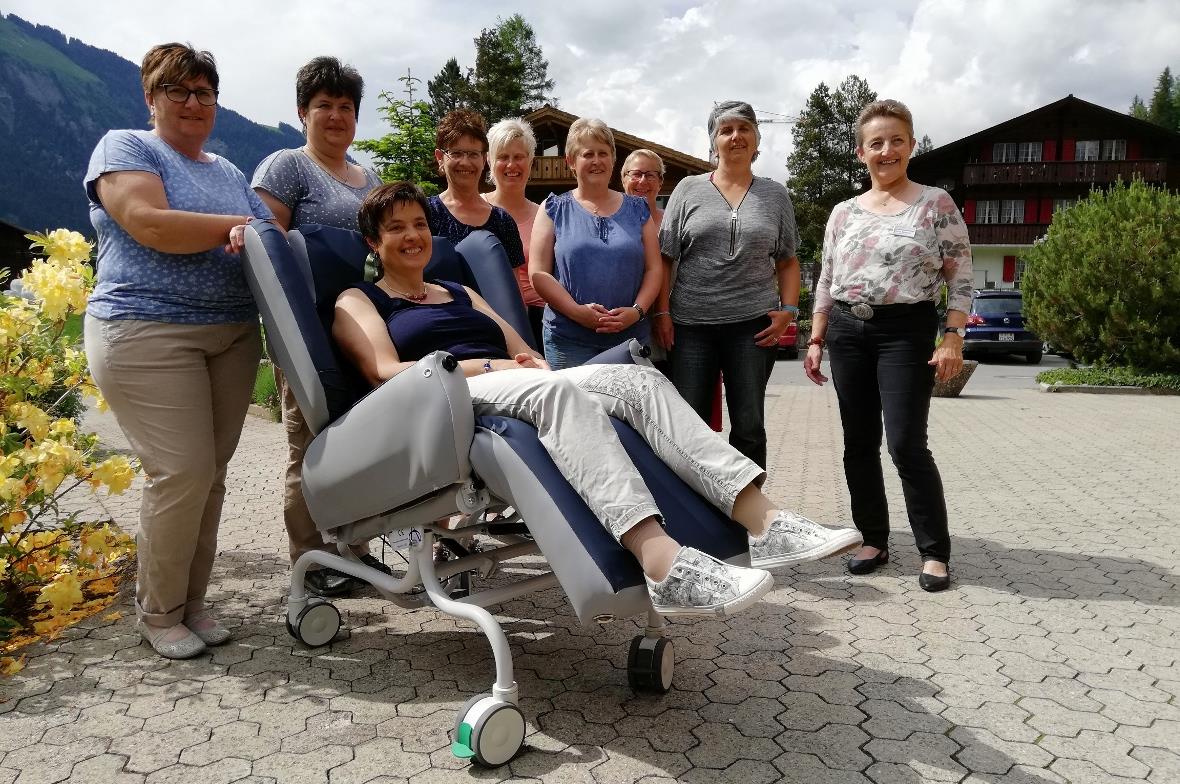 Vorstandsmitglieder des Landfrauenvereins Lenk und Doris Toscano (ganz rechts).