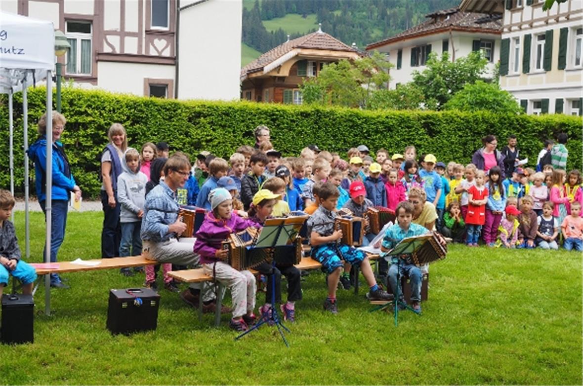 Vortrag der Kinder mit ihrem Schwyzer Örgeli.