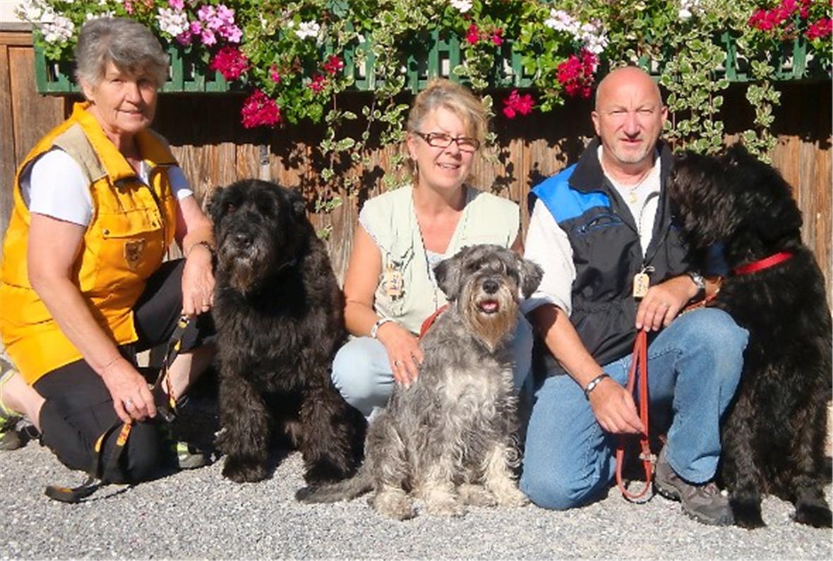 Vreni Maurer mit Nerille, Renata Ziörjen mit Lesley, H.P. Ziörjen mit Dakita.