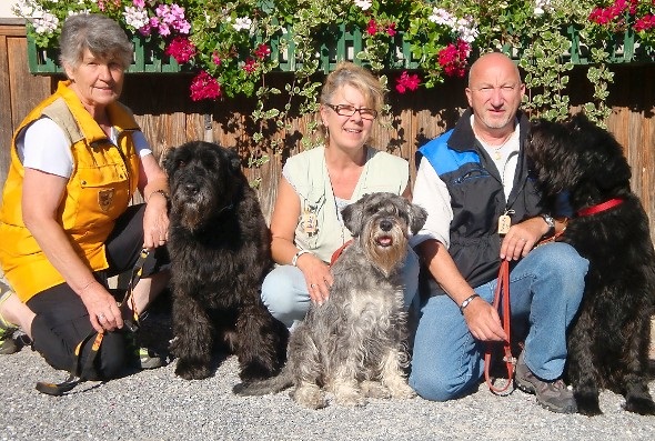 Vreni Maurer mit Nerille, Renata Ziörjen mit Lesley, H.P. Ziörjen mit Dakita.