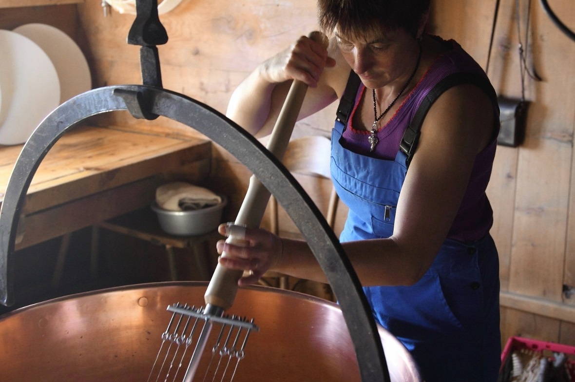 Vreni Schletti bei der Produktion des ausgezeichneten Naturproduktes.