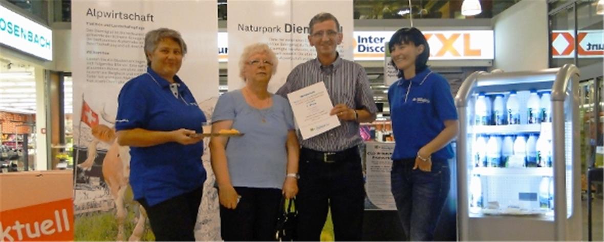 Vreni und Peter Steffenon, flankiert von Beatrice Kunz und Jolanda Rufener vom Naturpark Diemtigtal.