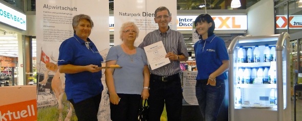 Vreni und Peter Steffenon, flankiert von Beatrice Kunz und Jolanda Rufener vom Naturpark Diemtigtal.
