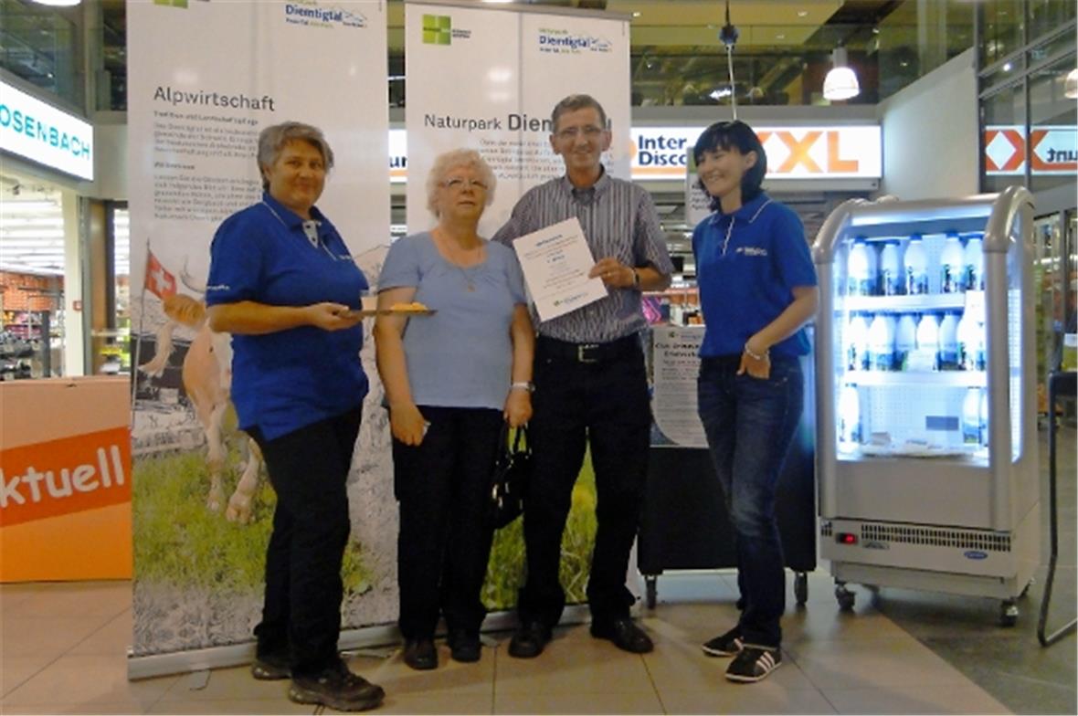 Vreni und Peter Steffenon, flankiert von Beatrice Kunz und Jolanda Rufener vom Naturpark Diemtigtal.