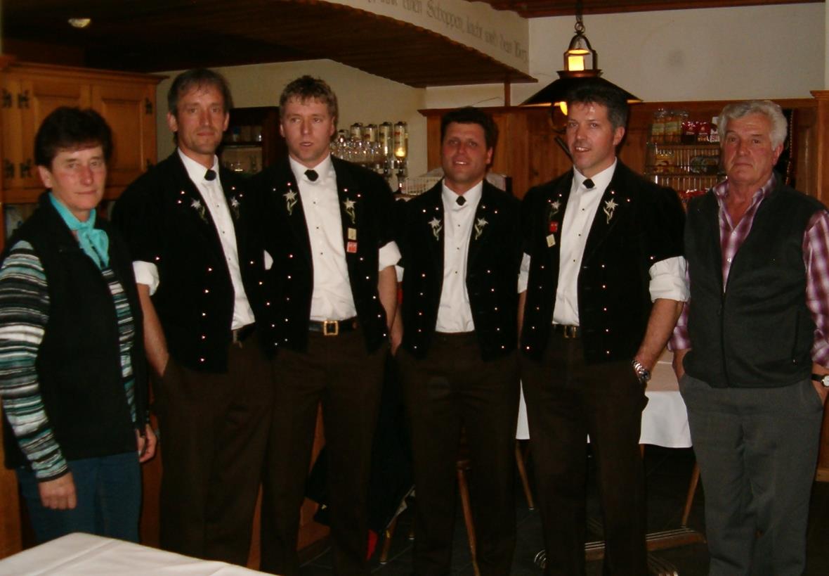 Vroni und Hans Zmoos mit dem Jodlerquartett Männertreu, Teuffenthal.