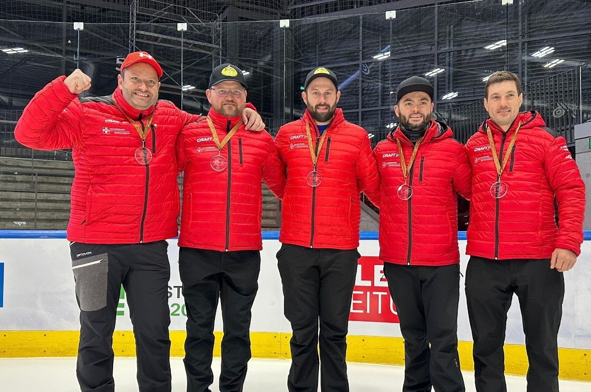 WM-Bronze für die Mannschaft mit Fabian Spiess (HC Ambri-Piotta/TI), Heinz Knöri und Tobias Bischoff (beide ESC Zweisimmen Rinderberg), Claudio Mathieu (ES Sur/GR) sowie Christian Martin (ESC Soorsischliifer/LU).