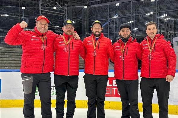 WM-Bronze für die Mannschaft mit Fabian Spiess (HC Ambri-Piotta/TI), Heinz Knöri und Tobias Bischoff (beide ESC Zweisimmen Rinderberg), Claudio Mathieu (ES Sur/GR) sowie Christian Martin (ESC Soorsischliifer/LU).
