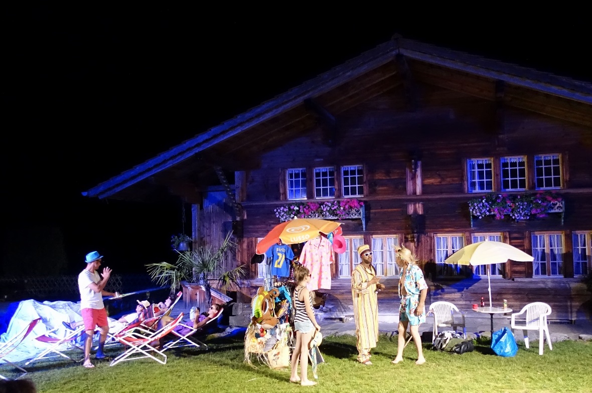 Während Strandverkäufer Bubu (Nicolai Dhilfalli) dem Grossvater farbenfrohe Strandbekleidung verkauft, verwöhnt Barkeeper Ricco (Res Neukomm) seine Gäste mit feinen Drinks – so auch das Publikum!