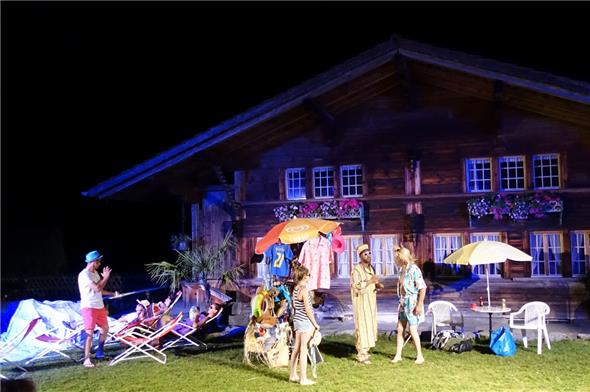 Während Strandverkäufer Bubu (Nicolai Dhilfalli) dem Grossvater farbenfrohe Strandbekleidung verkauft, verwöhnt Barkeeper Ricco (Res Neukomm) seine Gäste mit feinen Drinks – so auch das Publikum!