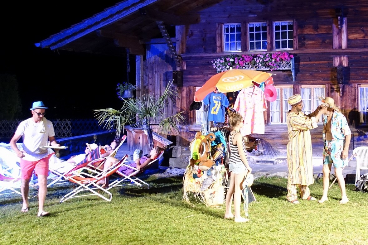 Während Strandverkäufer Bubu (Nicolai Dhilfalli) dem Grossvater farbenfrohe Stra...