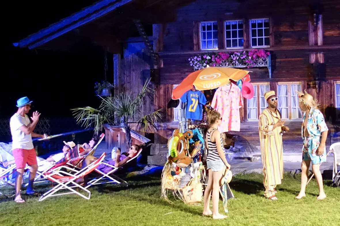 Während Strandverkäufer Bubu (Nicolai Dhilfalli) dem Grossvater farbenfrohe Stra...