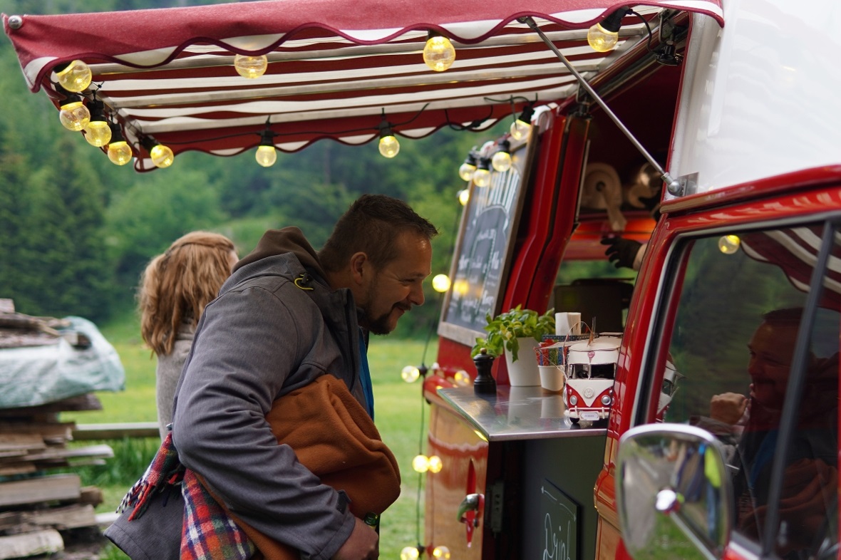 Während der Bulli-Karawane mit dabei: Der VW-Bus für die Verpflegung.