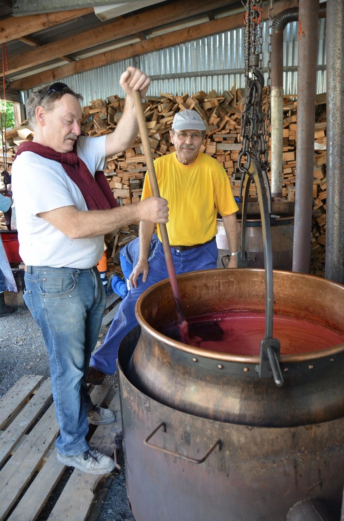 Während des Kochens muss ständig gerührt werden – zwischen 12 und 14 Stunden lan...