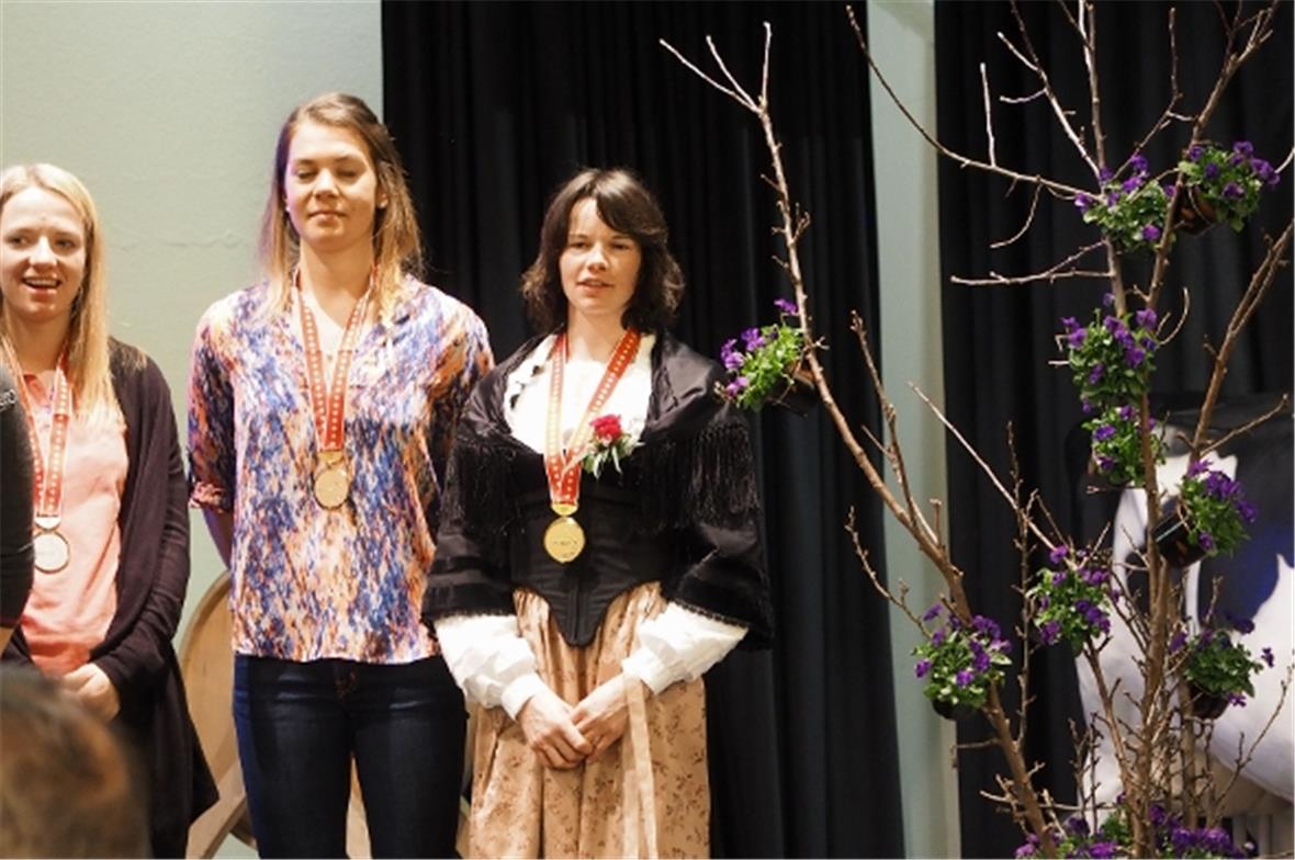 Während die einheimische Langlaufkönigin stilgerecht in Tracht zur Siegerehrung ...