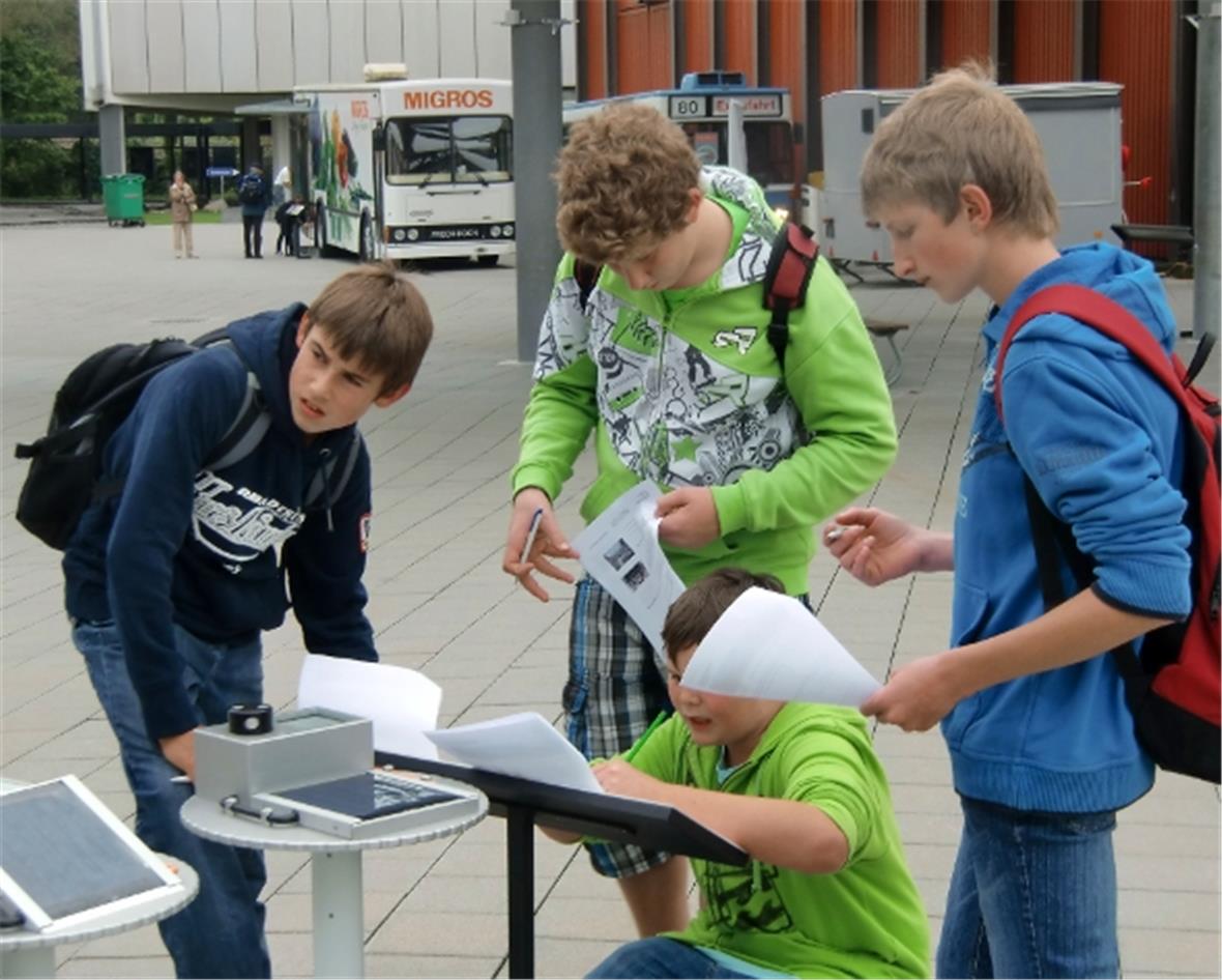 Während eine Gruppe Schüler Versuche mit Solarzellen durchführt...