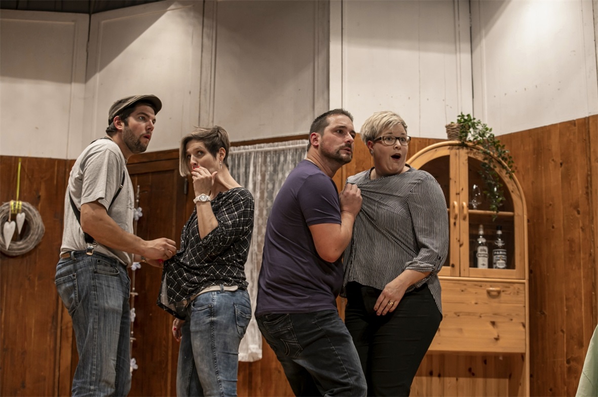 Während hinten Markus Gebert bei Barfrau Tanja die Kleidung zurechtmacht, übernimmt dies Franz Tobler (vorne) bei Barbesitzerin Lisa.