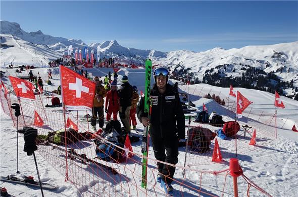 Während seine Konkurrenten in den Viertelfinal starteten (hinten), hatte Gil Martin aus Därstetten nach dem unfreiwilligen Ausscheiden in den Achtelfinals im zweiten EC-Rennen Zeit, Red und Antwort zu stehen.