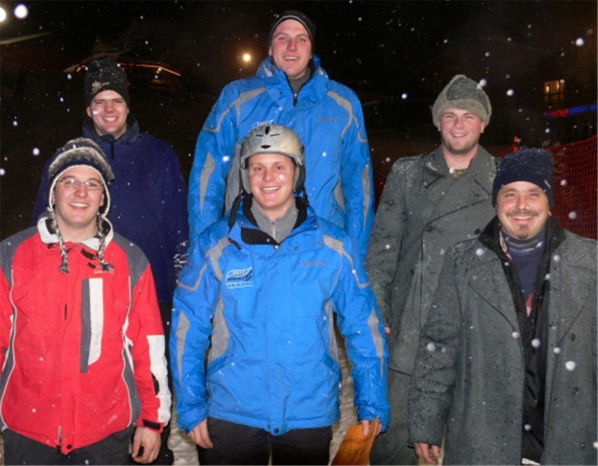 Waghalsige Horeschlitten-Gespanne. Von links Martin Hefti / Hans-Kurt Hefti, HSC Gstaad. Jürg Keller / Ueli Grunder, HSC Zäziwil und Theo von Allmen / Patrick Dubach, Zweisimmen.