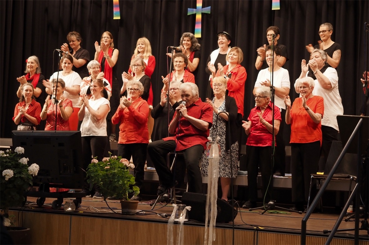Singen macht frei und glücklich Walter Däppen, langjähriger Mitorganisator, Mitsinger im Chor und aktiver Teilnehmer, berührte mit fantastischer Gospelstimme bei «My Sweet Lord».