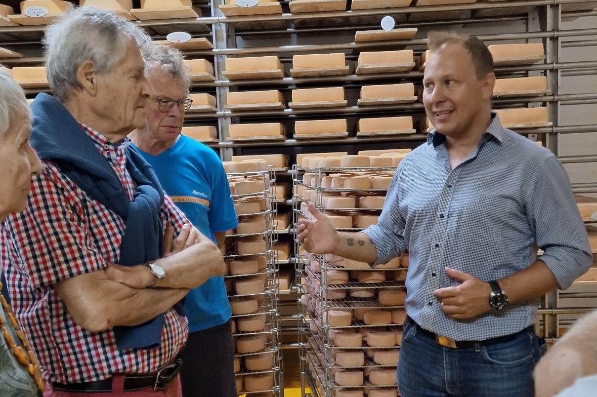 Walter Treuthardt, Geschäftsführer der Lenk Milch AG, führte die Gruppe der Stammgäste durch die Käserei und erläuterte die Käseherstellung.
