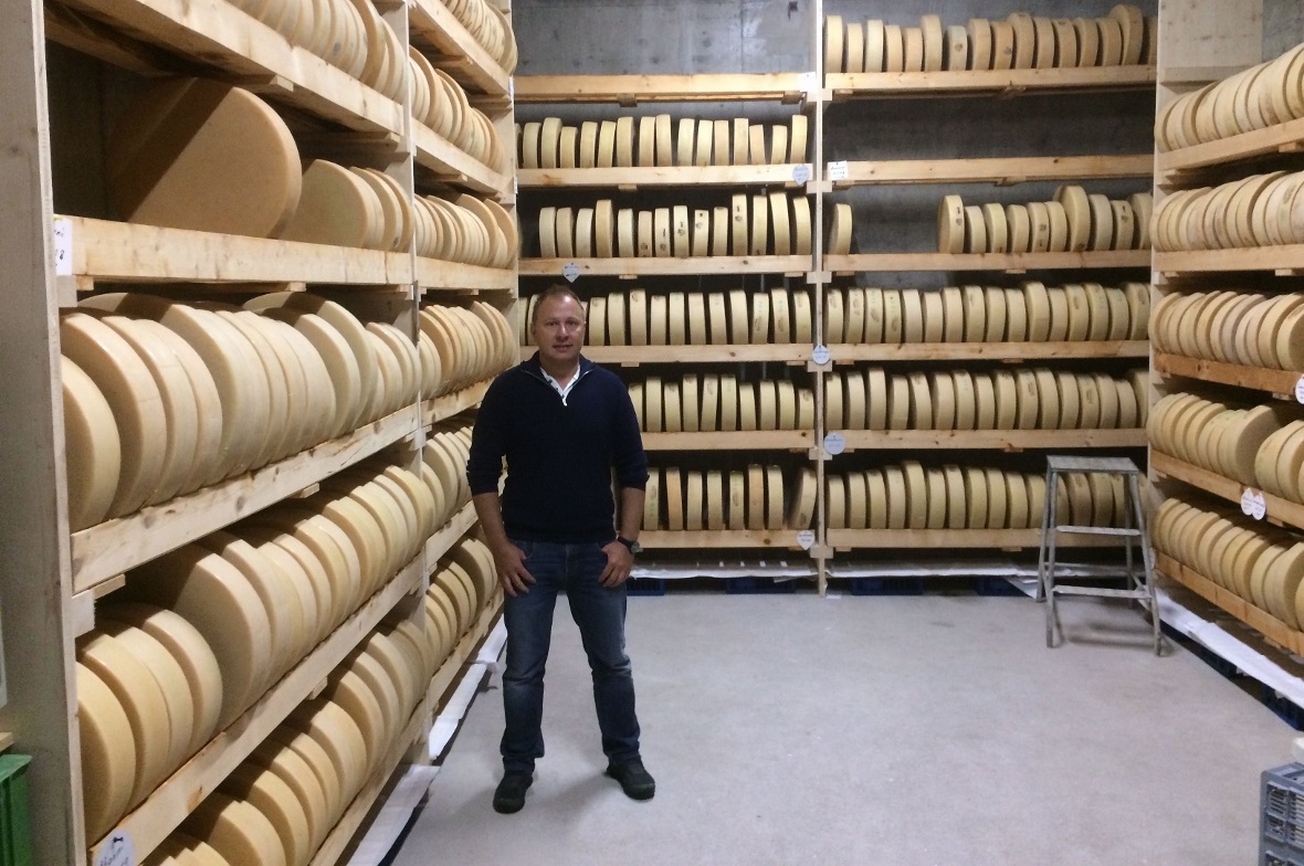 Walter Treuthardt im neuen Alpkäsekeller. Hier reifen medaillengekrönte, fantastische Lenker Alpkäse wie Langermatten, Ahorni, Seewelen und Ammerten.