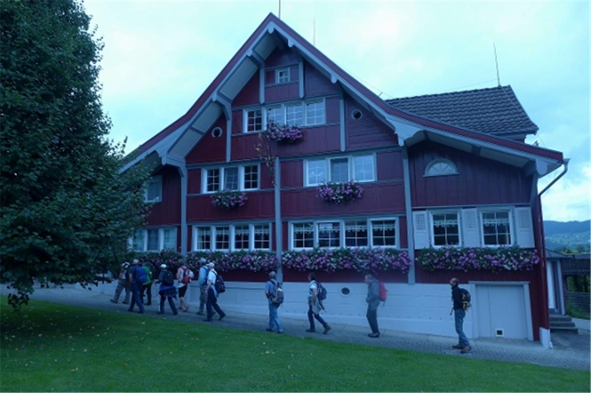 Wandergruppe bergquelle  mit Appenzellerhaus