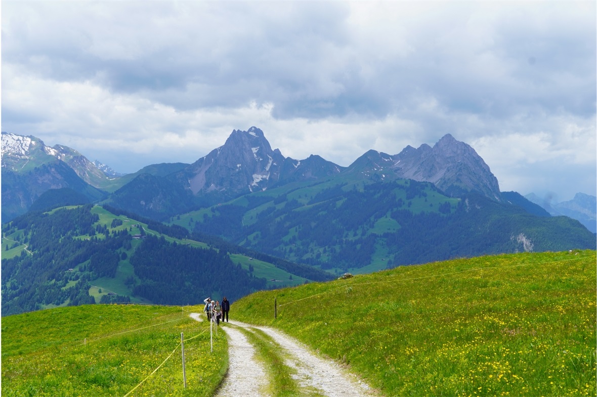Wandern vor spektakulärer Bergkulisse.