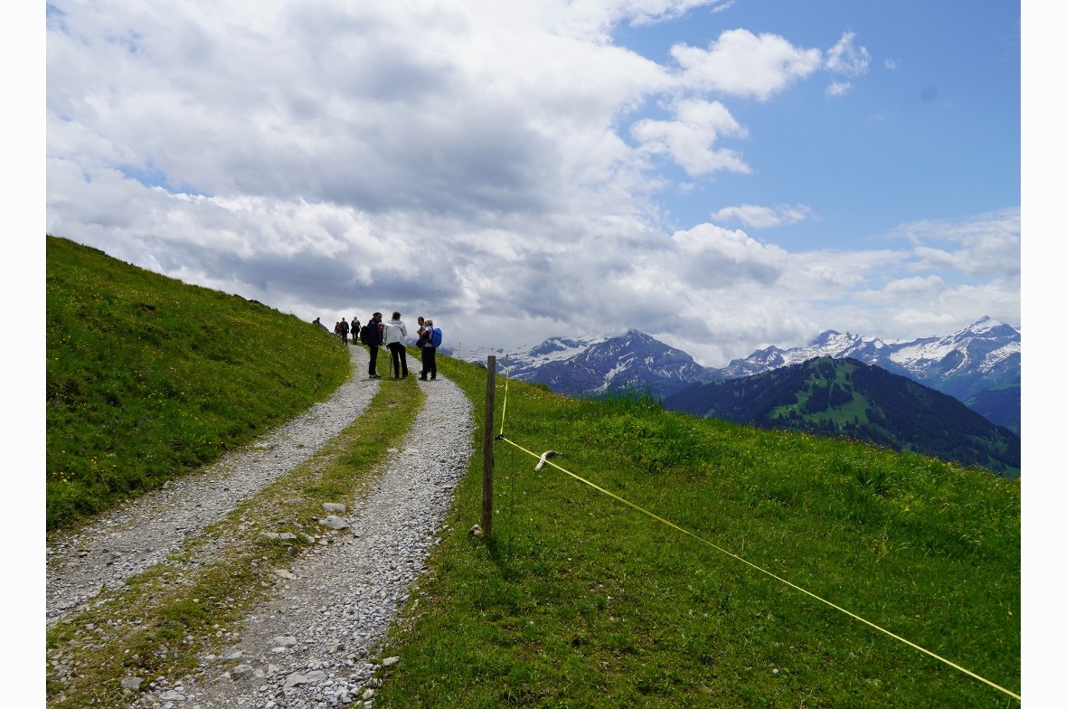 Wandern vor spektakulärer Bergkulisse.
