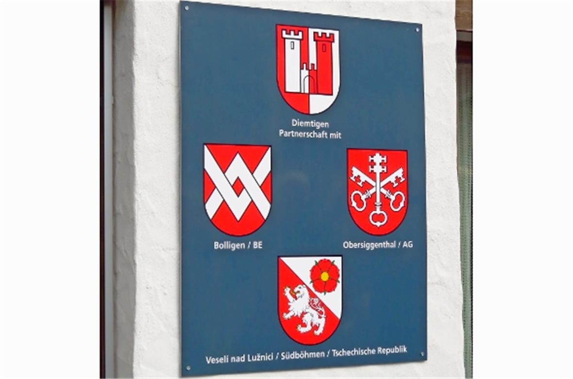 Wappentafel am Gemeindehaus in Oey.