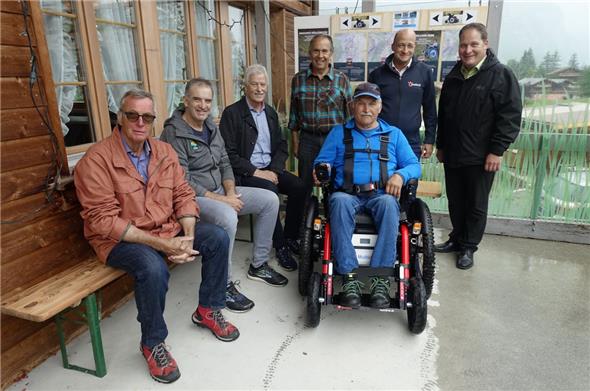 Waren von Franz Wiedmers Präsentation des motorisierten Rollstuhls JST Mountain Drive im stotzigen Gelände beeindruckt: Andreas Jutzeler, Norbert Schmid, Alfred Schwarz, Edi Wüthrich, Thomas Erne und Marcel Stübi.