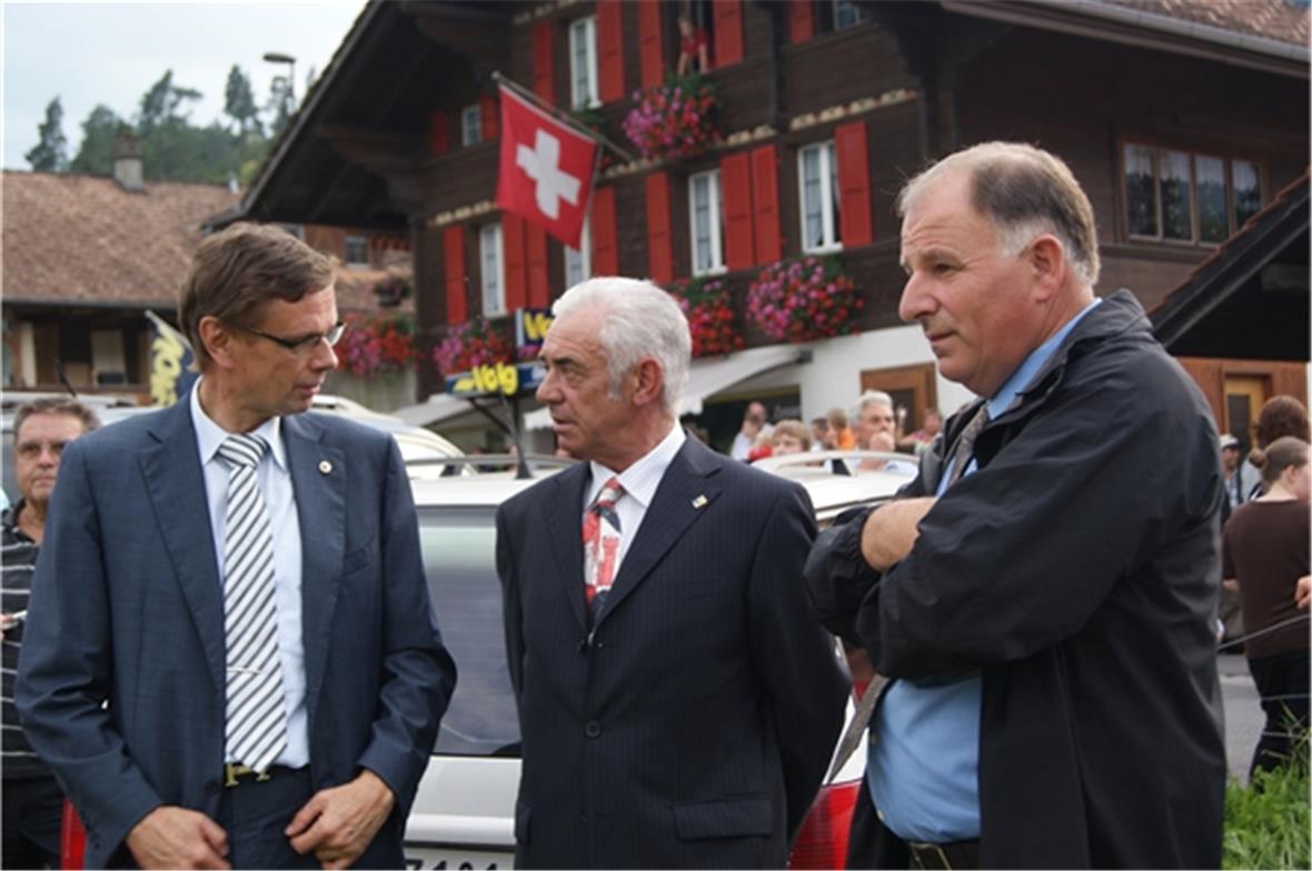 Warten auf die Landung: Regierungsrat Hans-Jörg Käser, Gemeindepräsident Peter K...
